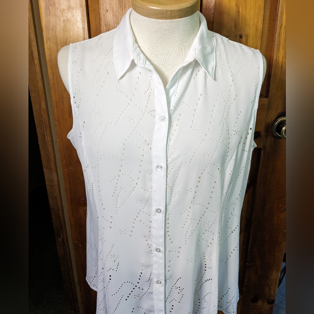 TAN JAY* Burnout polka dot abstract pattern sleeveless button front collared top